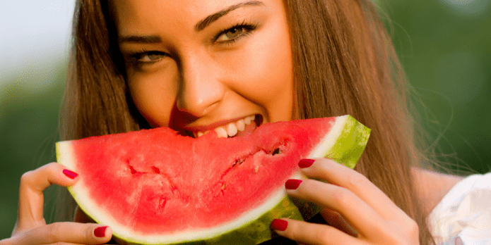 Mergina valgo arbūzą svorio metimui